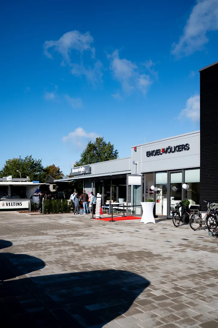 Außenansicht des Einrichtungsstudios am Tag