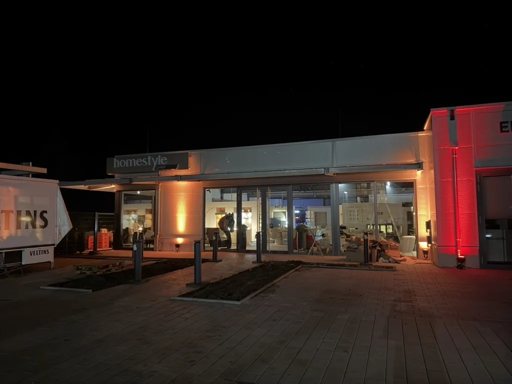 Beleuchteter Eingang des homestyle Einrichtungsstudios bei Nacht