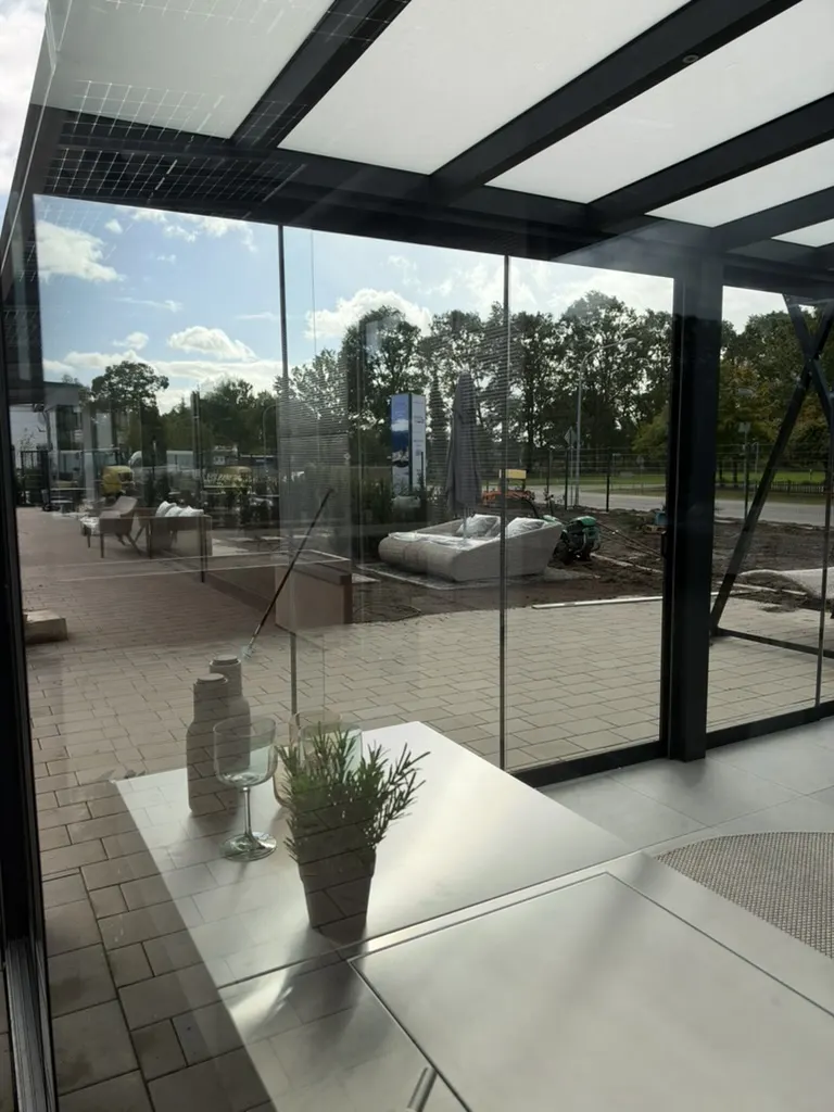 Blick durch die Glasfront auf den Außenbereich