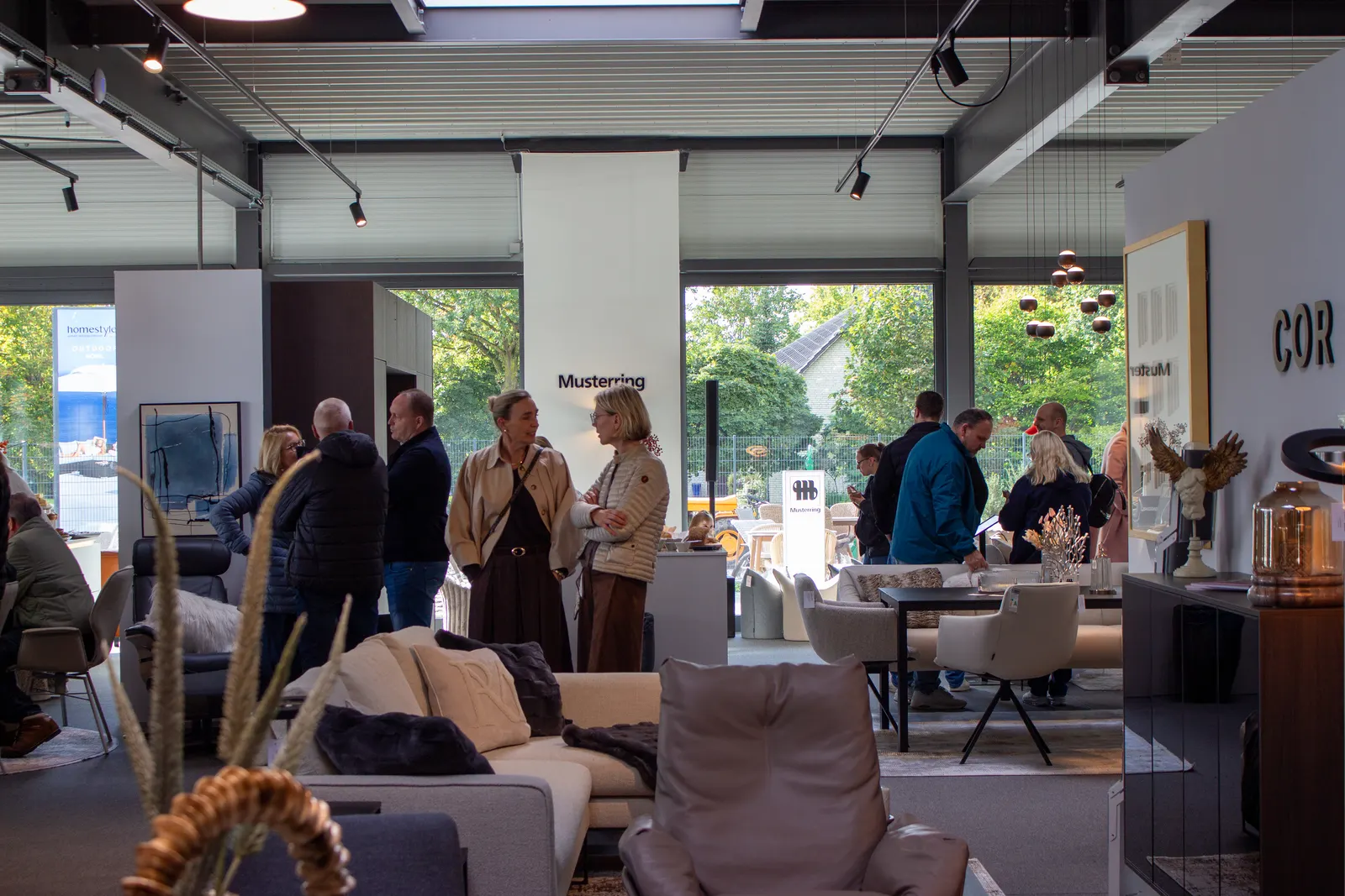Besucherinnen und Besucher im Wohnbereich