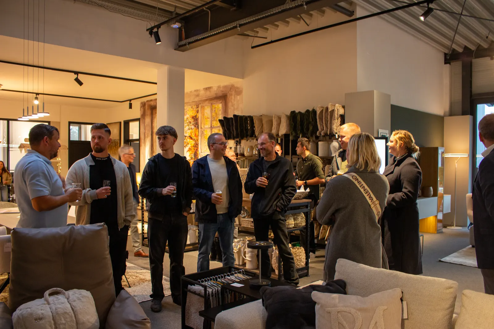 Besucherinnen und Besucher im Gespräch im Einrichtungsstudio