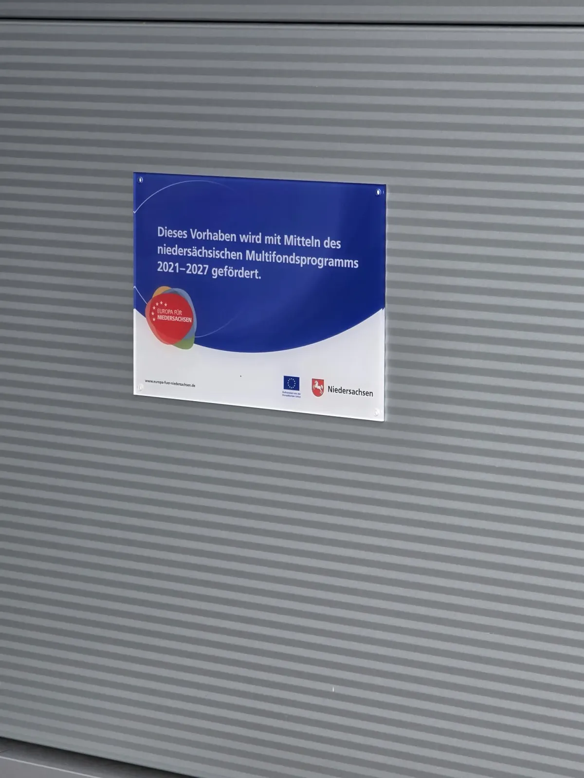 Förderschild am Neubau: Dieses Vorhaben wird mit Mitteln des niedersächsischen Multifondsprogramms 2021 bis 2027 gefördert