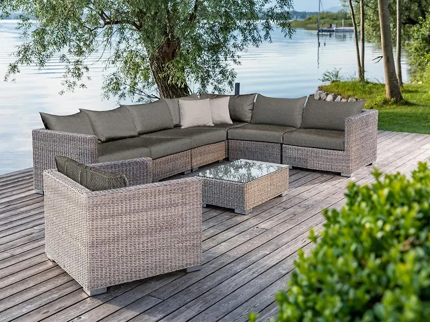 Outdoor-Sofa und Tisch auf einer Terrasse