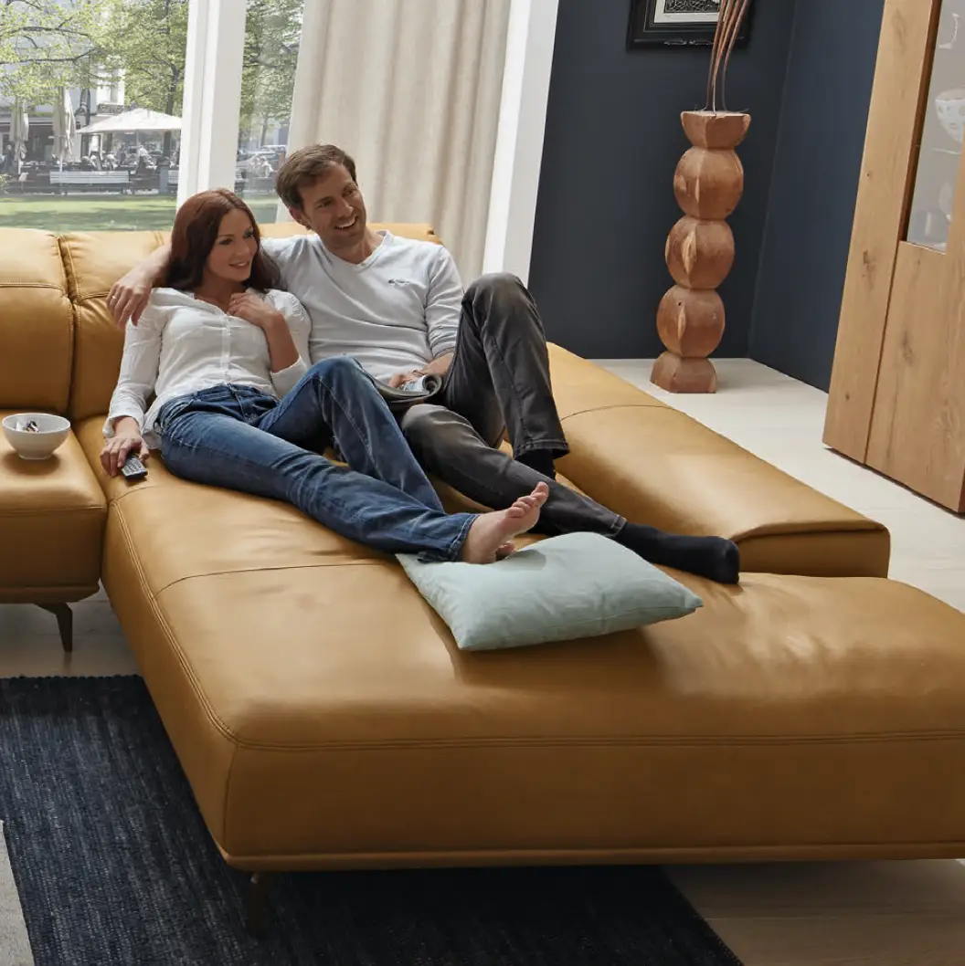 Zwei Personen auf einem Sofa im Wohnbereich