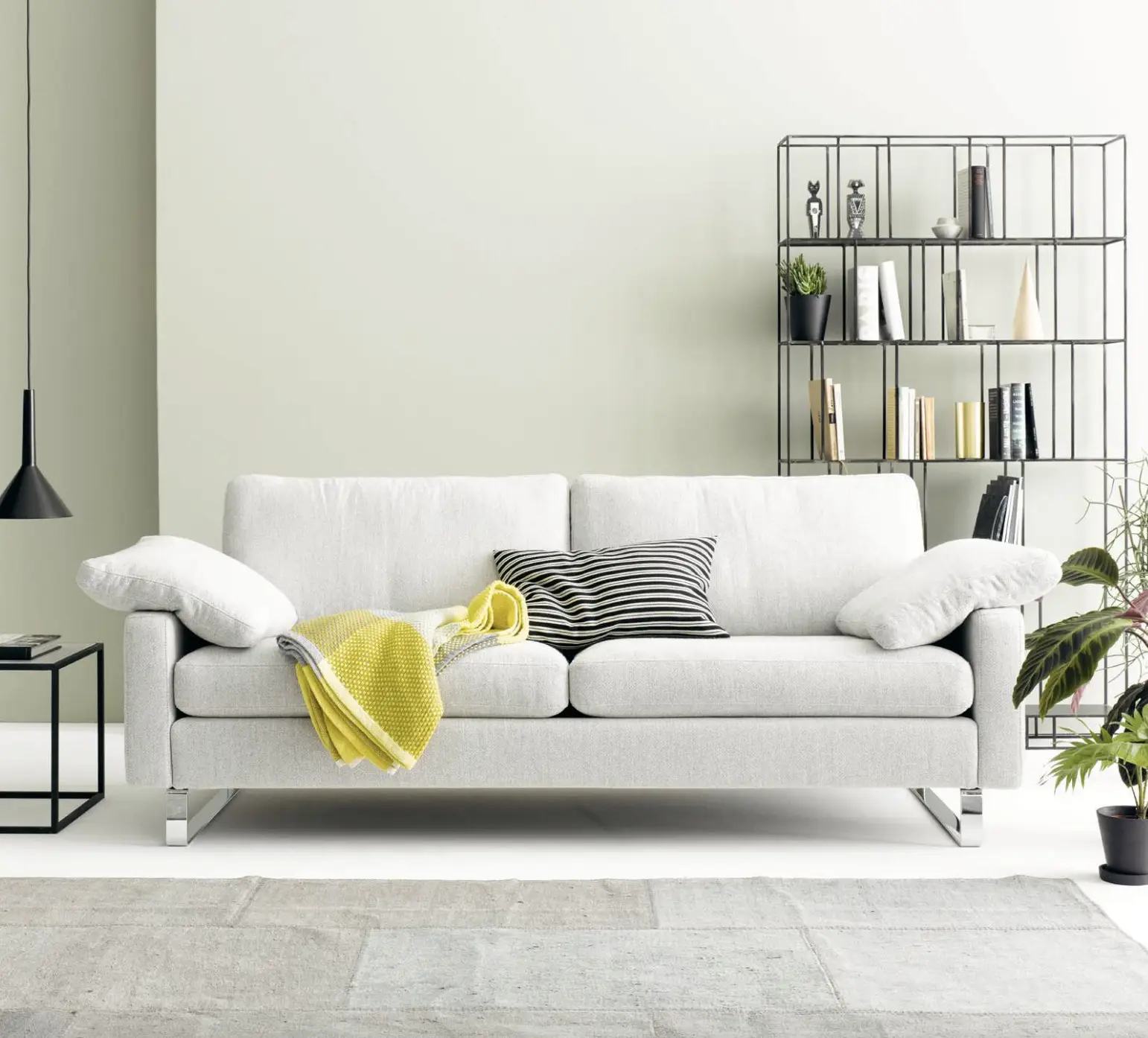 Helles Wohnzimmer mit Sofa und Regal