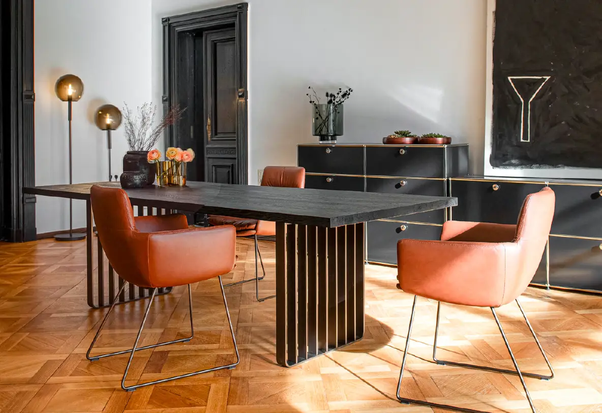 Essbereich mit Tisch und Stühlen