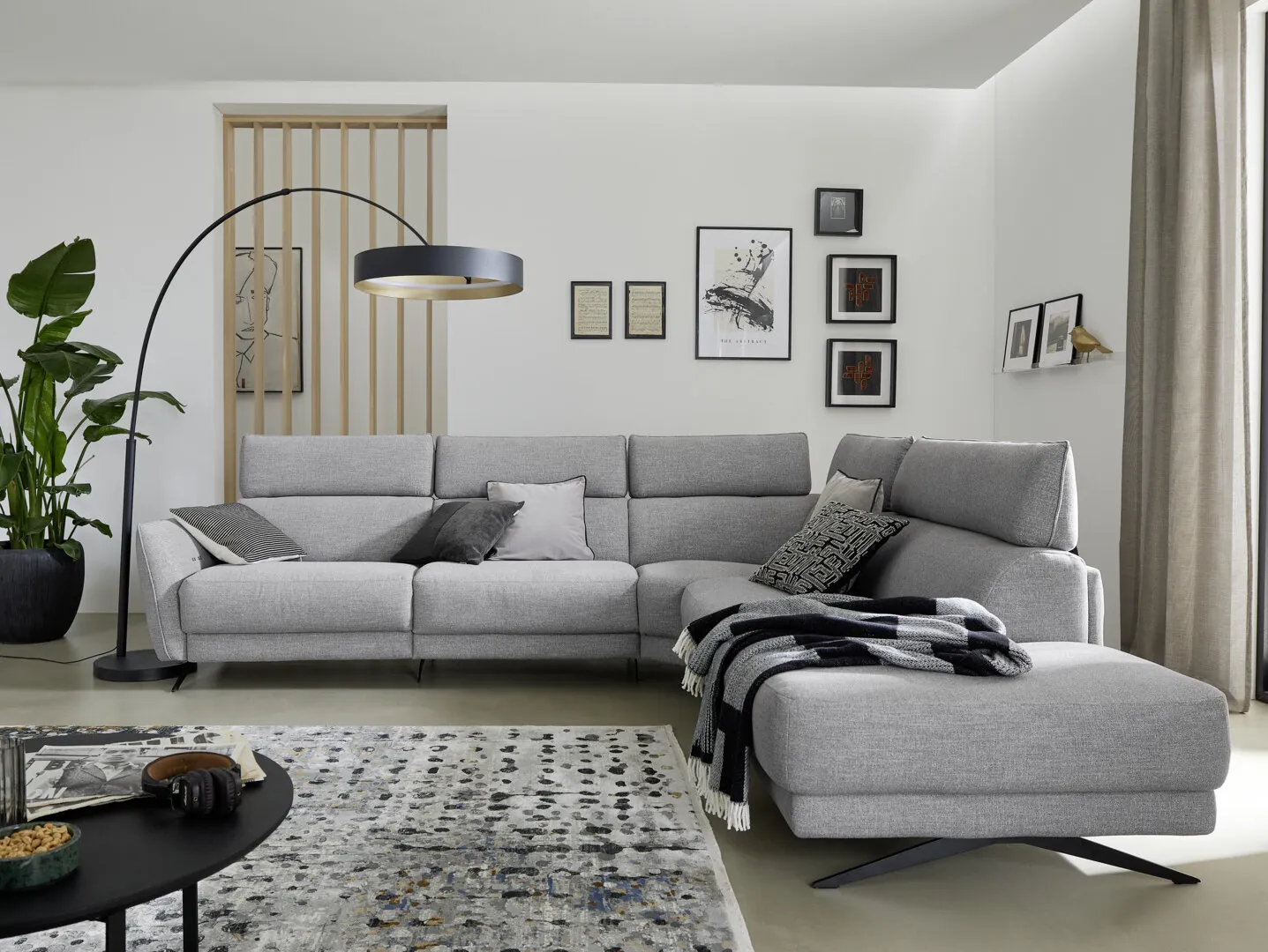 Wohnzimmer mit Sofa, Sesseln und Leuchte