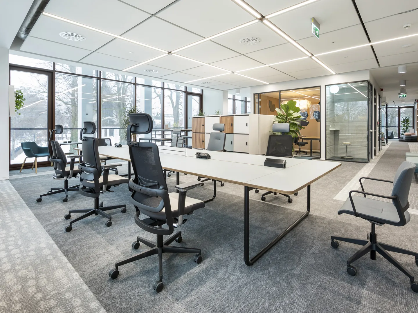 Büro mit Arbeitsplätzen und Besprechungstisch
