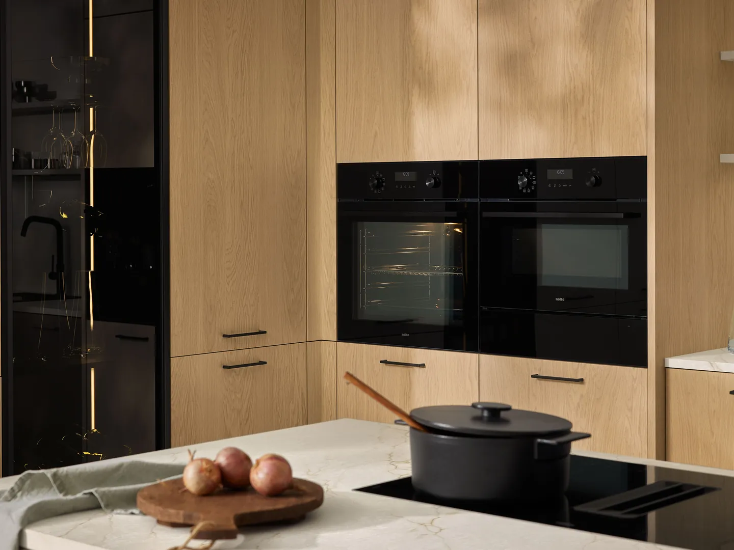 Küche mit Holzfronten und Einbaugeräten